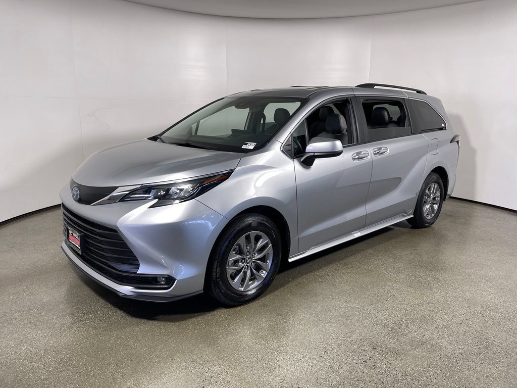 Certified 2025 Toyota Sienna XLE FWD image 7