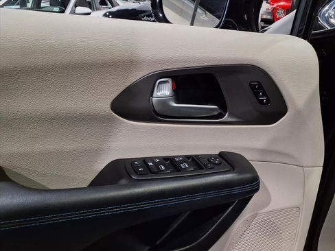 Used 2021 Chrysler Pacifica Touring-L w/ Premium & Safety Sphere Group image 17