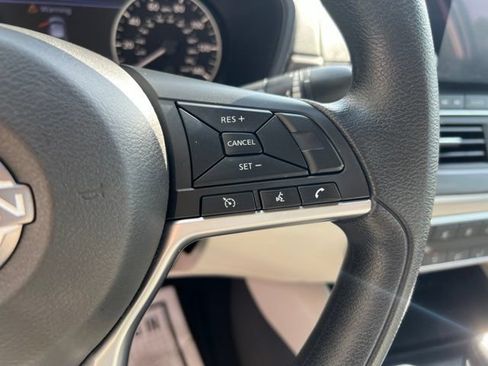 Used 2025 Nissan Altima 2.5 SV FWD image 15