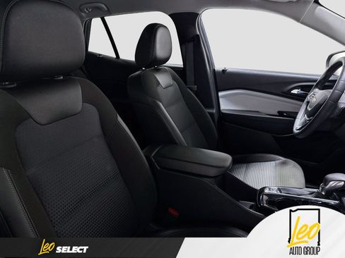 Used 2024 Chevrolet Trax LT w/ LT Convenience Package FWD image 29