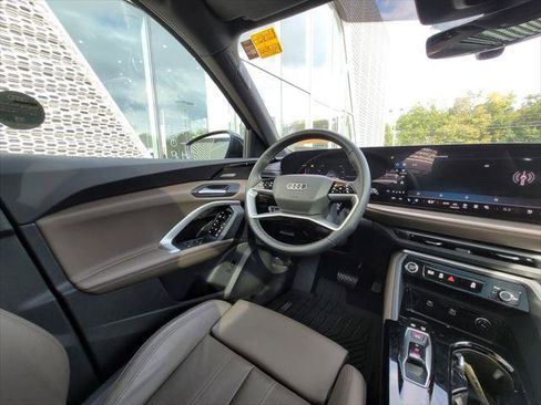 Used 2025 Audi Q5 Premium Plus w/ Premium Plus AWD/4WD image 18