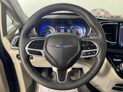 Used 2022 Chrysler Pacifica Touring-L FWD image 13