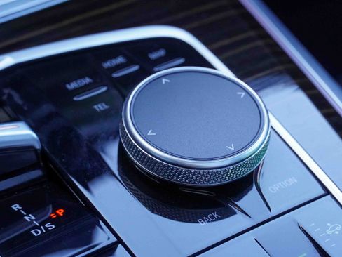 Certified 2025 BMW X5 xDrive50e w/ Premium Package image 31