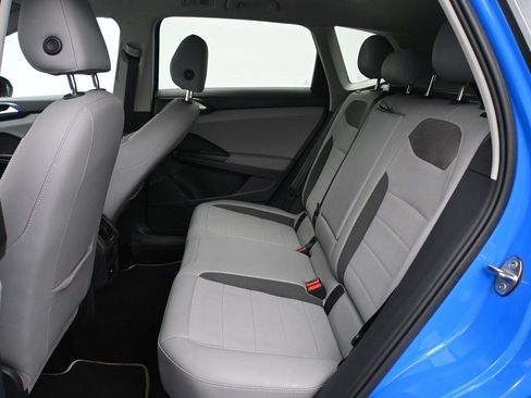 Used 2023 Volkswagen Taos SE w/ Panoramic Sunroof Package AWD/4WD image 10
