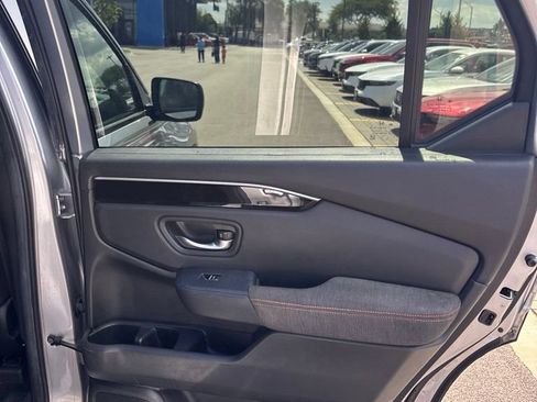 Used 2025 Honda Pilot Sport image 13