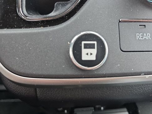 Used 2020 Toyota Sienna Limited Premium FWD image 11