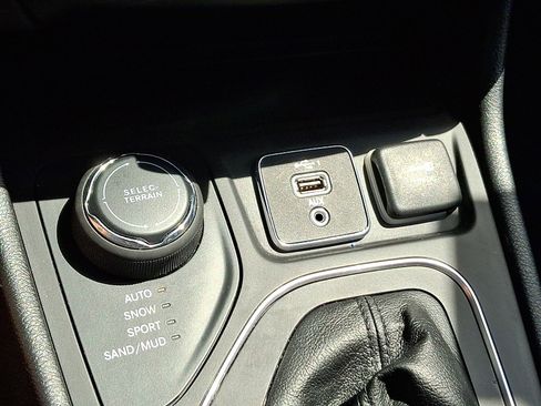 Used 2021 Jeep Cherokee Latitude Lux w/ Comfort/Convenience Group AWD/4WD image 25