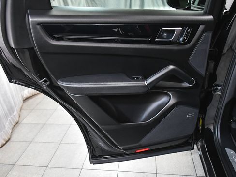 Used 2022 Porsche Cayenne Platinum Edition image 13