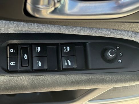 Used 2024 Jeep Compass Latitude image 12