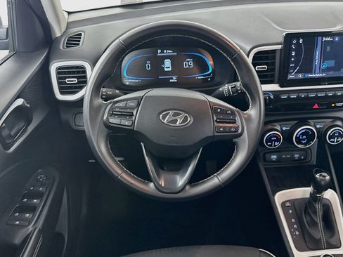 Used 2025 Hyundai Venue Limited FWD image 18