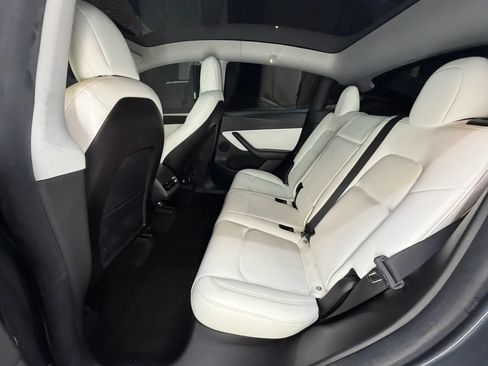 Used 2021 Tesla Model Y Long Range AWD/4WD image 27