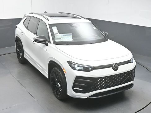 New 2026 Volkswagen Tiguan SE R-Line image 40