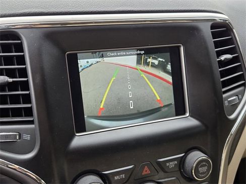 Used 2019 Jeep Grand Cherokee Laredo image 21