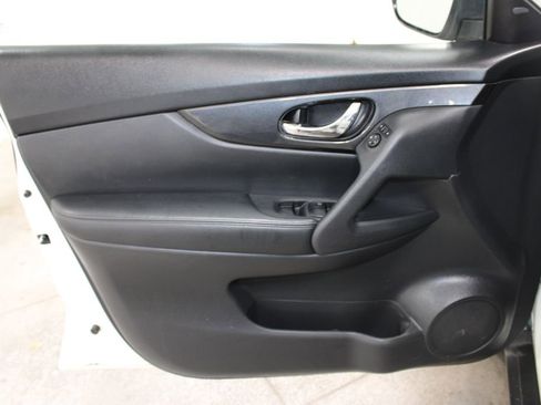 Used 2017 Nissan Rogue SV FWD image 35