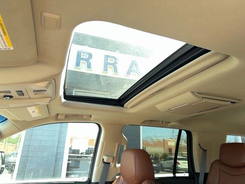 Used 2016 Cadillac Escalade Luxury AWD/4WD image 18
