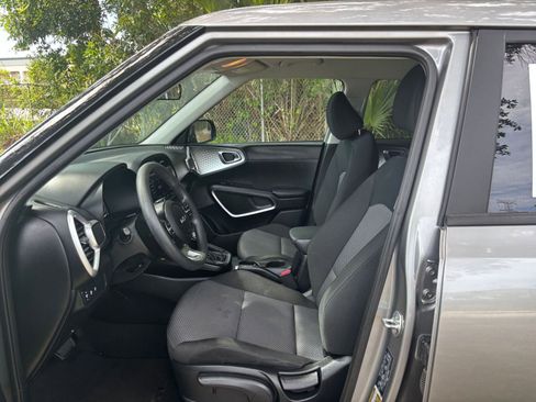Used 2025 Kia Soul LX w/ LX Technology Package FWD image 25
