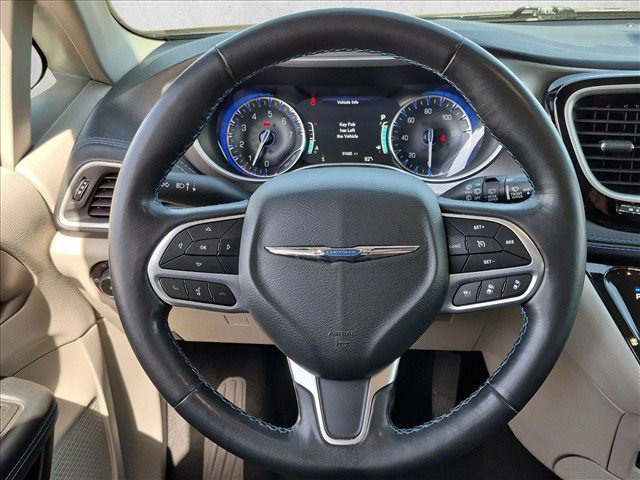 Used 2021 Chrysler Pacifica Touring w/ Cold Weather Group FWD image 14