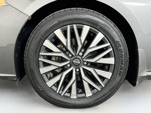 Used 2024 Nissan Altima 2.5 SV w/ SV Premium Package FWD image 11