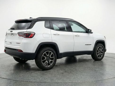 Used 2025 Jeep Compass Trailhawk AWD/4WD image 9