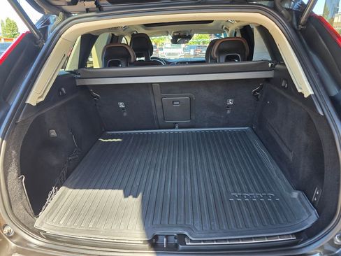 Used 2019 Volvo XC60 T5 Momentum w/ Multimedia Package AWD/4WD image 21