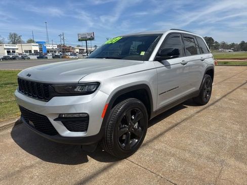 Used 2025 Jeep Grand Cherokee Limited w/ Black Appearance Package image 5