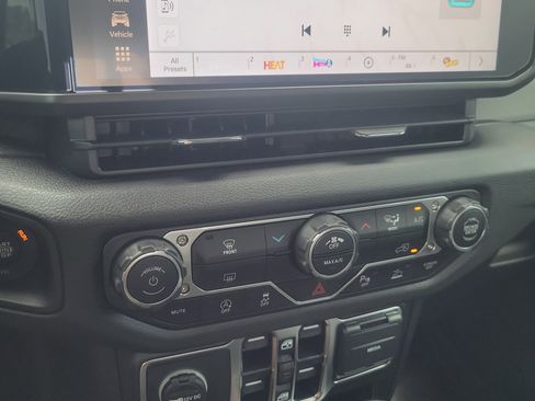 New 2025 Jeep Gladiator Sport AWD/4WD image 22