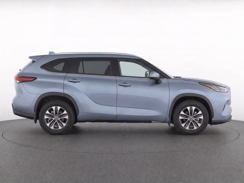Used 2021 Toyota Highlander XLE AWD/4WD image 8