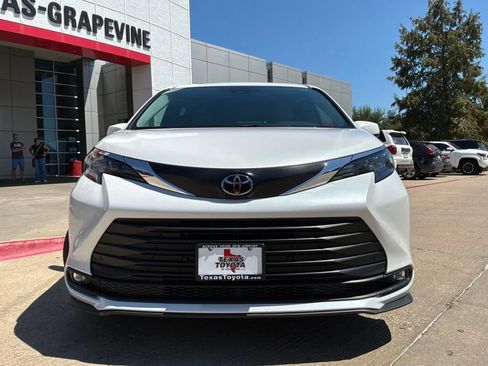 Used 2026 Toyota Sienna XLE FWD image 3