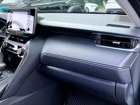 Used 2021 Toyota Venza LE AWD/4WD image 17