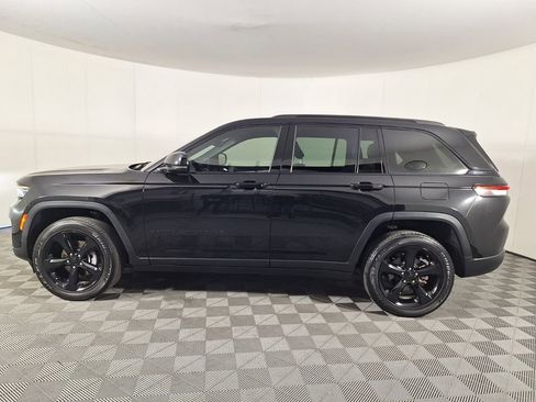 Used 2023 Jeep Grand Cherokee Altitude image 6