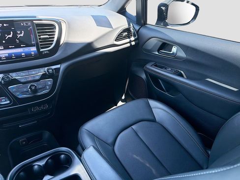 Used 2025 Chrysler Pacifica Select FWD image 22
