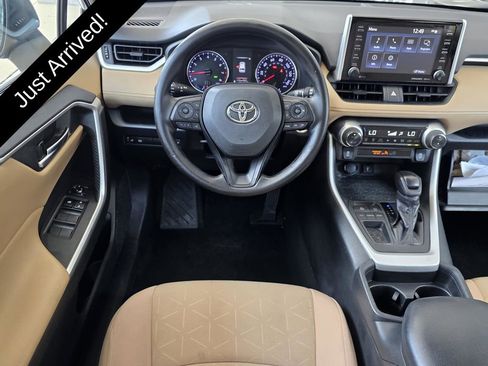 Used 2021 Toyota RAV4 XLE w/ Convenience Package FWD image 12