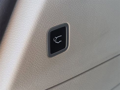 Used 2022 Chrysler Pacifica Touring-L image 18