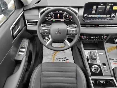 New 2025 Mitsubishi Outlander SE image 11