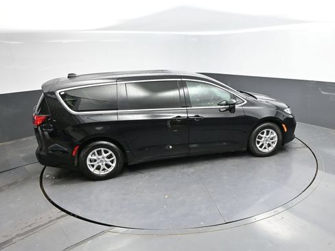 Used 2024 Chrysler Pacifica Touring-L FWD image 30