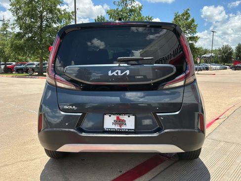 Used 2025 Kia Soul LX w/ LX Technology Package FWD image 7