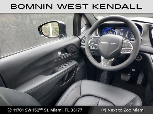 Used 2025 Chrysler Pacifica Select image 15