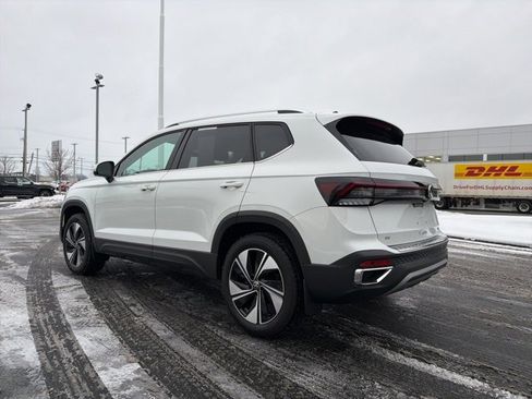 Used 2025 Volkswagen Taos SE image 5