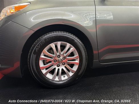 Used 2013 Toyota Sienna XLE image 40