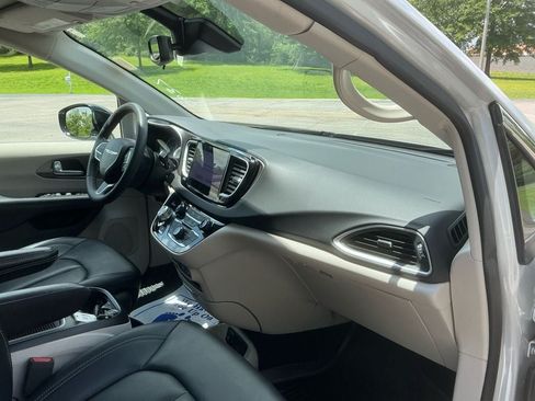 Used 2024 Chrysler Pacifica Touring-L FWD image 21