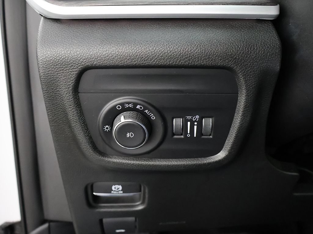 Used 2023 Jeep Grand Cherokee Limited AWD/4WD image 41