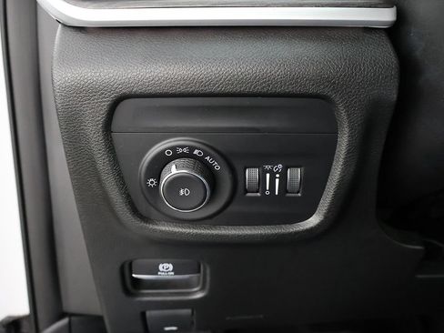 Used 2023 Jeep Grand Cherokee Limited AWD/4WD image 41