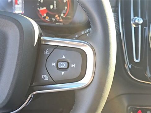 Used 2022 Volvo XC40 T5 R-Design w/ Climate Package image 25