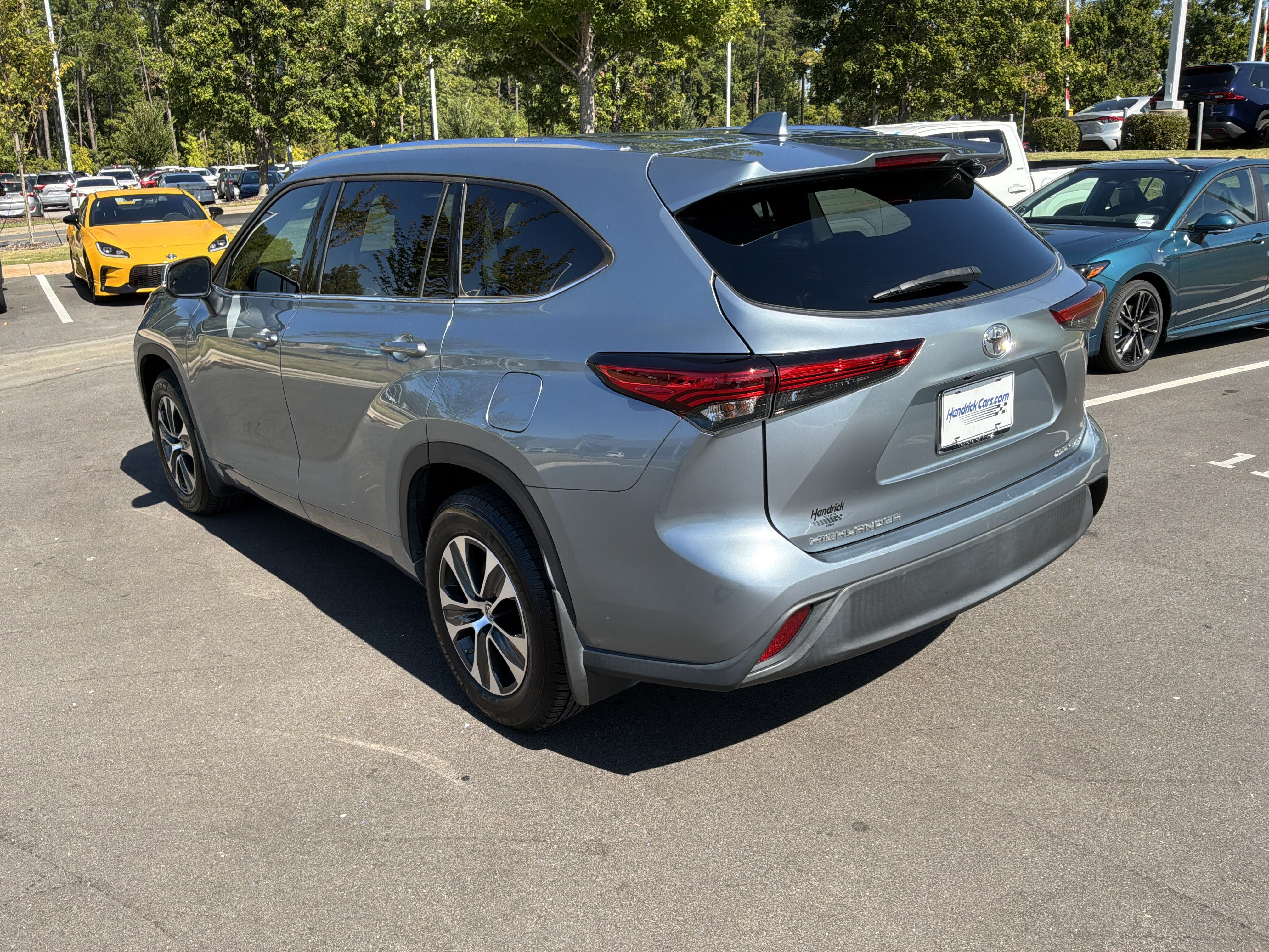 Used 2021 Toyota Highlander XLE AWD/4WD image 8