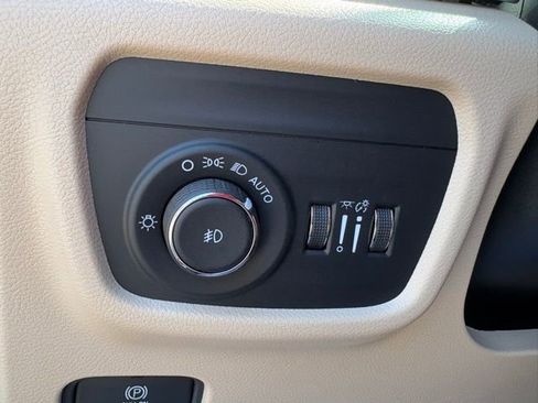 Used 2025 Jeep Grand Cherokee Limited w/ Luxury Tech Group II AWD/4WD image 28