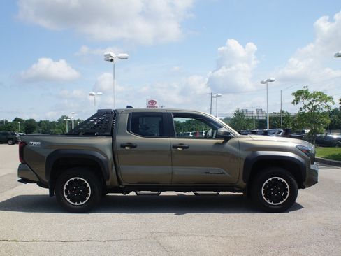 Used 2024 Toyota Tacoma TRD Off-Road w/ TRD Off Road Premium Package AWD/4WD image 21