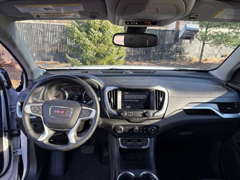 Used 2024 GMC Terrain SLT image 31