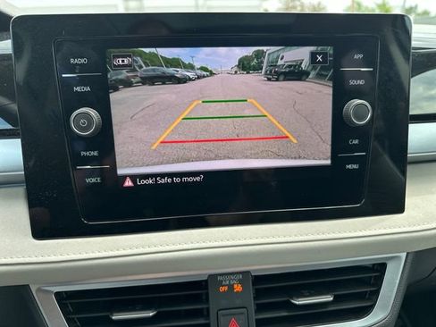 Certified 2025 Volkswagen Taos SE w/ Panoramic Sunroof Package AWD/4WD image 26