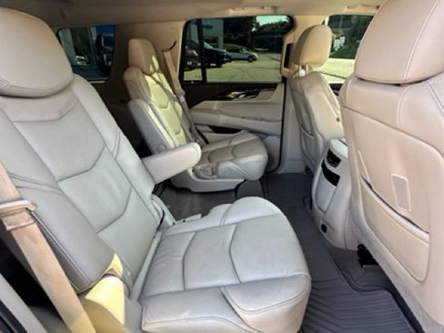 Used 2017 Cadillac Escalade Luxury AWD/4WD image 28