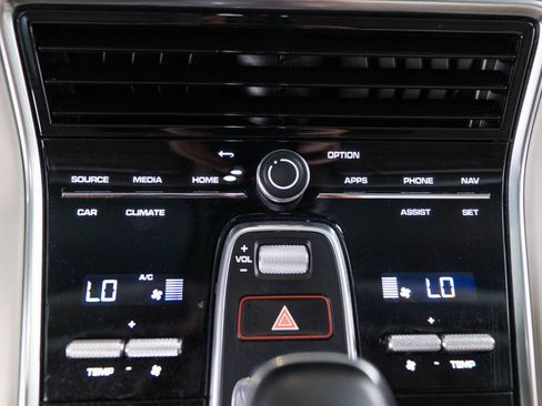 Certified 2023 Porsche Panamera 4 Platinum Edition AWD/4WD image 28